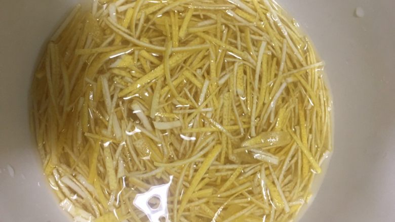 蜂蜜柚子茶,加入盐和清水泡20分钟,再用清水反复冲洗几次