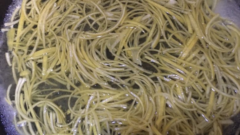 蜂蜜柚子茶,平底锅里加水把冰糖煮化后加入柚子皮丝,熬煮15分钟