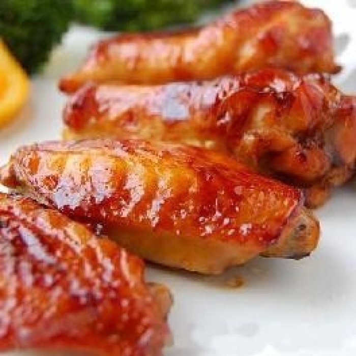 新奥尔良烤鸡翅,表面烤至微黄(约20分钟),中途鸡翅翻个面,可以再刷两次腌制剩余的料,继续烤5分钟。