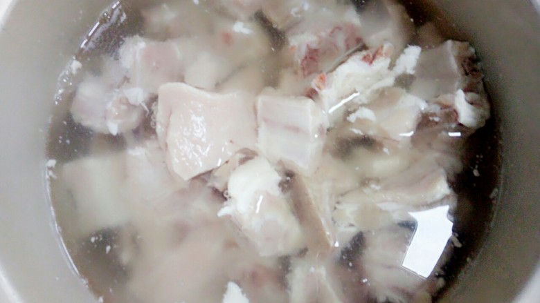 红烧排骨,先把<a style='color:red;display:inline-block;' href='/shicai/ 434'>排骨</a>泡几个小时,去下血水