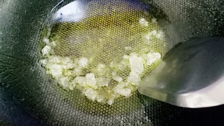 红烧排骨,用铲子将冰糖铲碎,不停的铲动