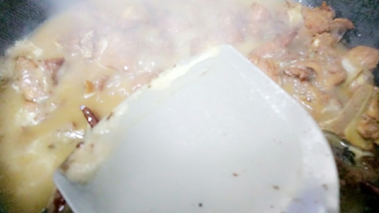 红烧排骨,煮一会,用铲子将浮沫铲出去