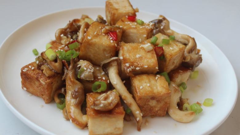 黑酱油+素食烧肉-酱烧豆腐,盛盘,洒上<a style='color:red;display:inline-block;' href='/shicai/ 678'>白芝麻</a>和葱花。