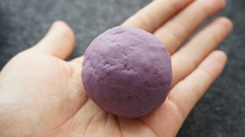 紫薯糯米饼,或者不包馅料,直接搓圆沾上芝麻按扁也可以