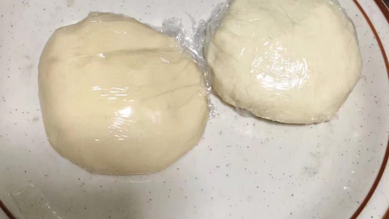 紫薯开口笑,用保鲜膜包裹好,松弛2小时左右。