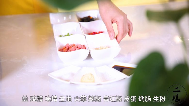二娘美食:自从学会这道菜,胃病就再也没犯了!,皮蛋、香肠、辣椒切丁,蒜切成沫。