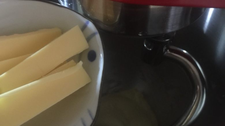 益力多蔓越莓面包块,将a材料全部放入厨师机桶,启动揉面揉至扩展阶段,加入<a style='color:red;display:inline-block;' href='/shicai/ 887'>黄油</a>。