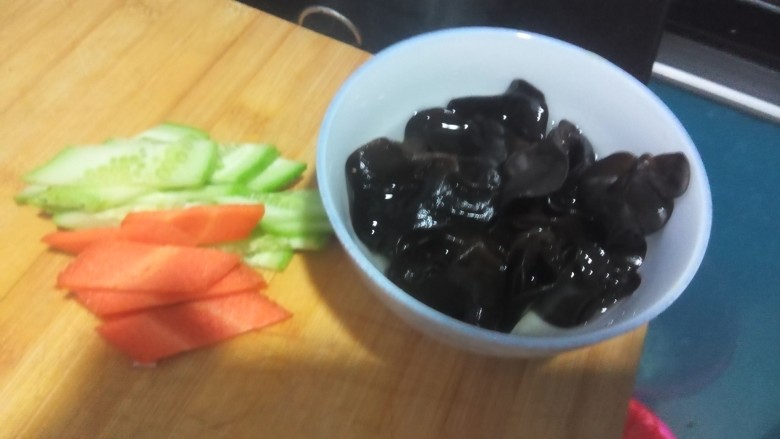 糖醋 里脊,木耳泡发,胡萝卜,黄瓜切片。木耳,胡萝卜焯烫。