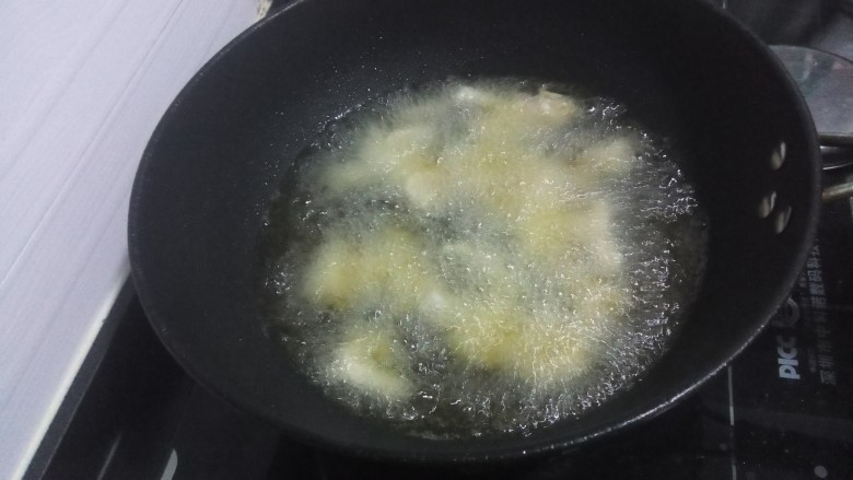 糖醋 里脊,油温5成热,肉条下锅,先别动,待定型后,用漏勺把粘连部分打开。炸1分钟捞出。待油温回升至7成热,下入肉条,转小火墩炸大约2分钟,呈金黄色捞出