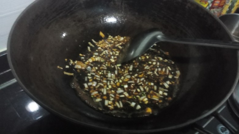 糖醋 里脊,另起锅,少许油下入碗汁烧开,小火一点一点淋芡汁,调到粘稠度正好能够裹上里脊肉。从炸肉条的锅中,倒两勺热油,使锅里的芡汁变成活汁。