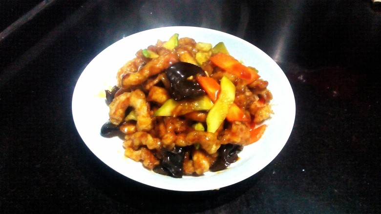 糖醋 里脊,关火,淋香油。出锅装盘