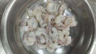 虾仁煎鸡蛋,<a style='color:red;display:inline-block;' href='/shicai/ 287'>虾仁</a>用水化开，用牙签挑去虾线，当然，如果懒癌发作就不用挑了。