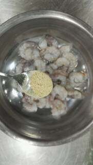 虾仁煎鸡蛋,加<a style='color:red;display:inline-block;' href='/shicai/ 720'>胡椒粉</a>