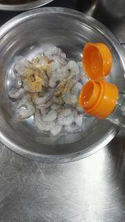 虾仁煎鸡蛋,加少许<a style='color:red;display:inline-block;' href='/shicai/ 718'>料酒</a>。少许呢就是一点点，不要多就是少许。