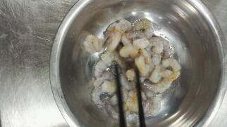 虾仁煎鸡蛋,搅拌码味同时料酒与胡椒粉也有去腥的功能。