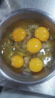 虾仁煎鸡蛋,打入鸡蛋