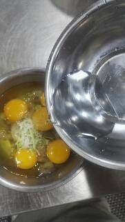 虾仁煎鸡蛋,适量的清水，加水的唯一作用就是致嫩，如果家里不是不粘锅就不要加水了，小心炒糊了。