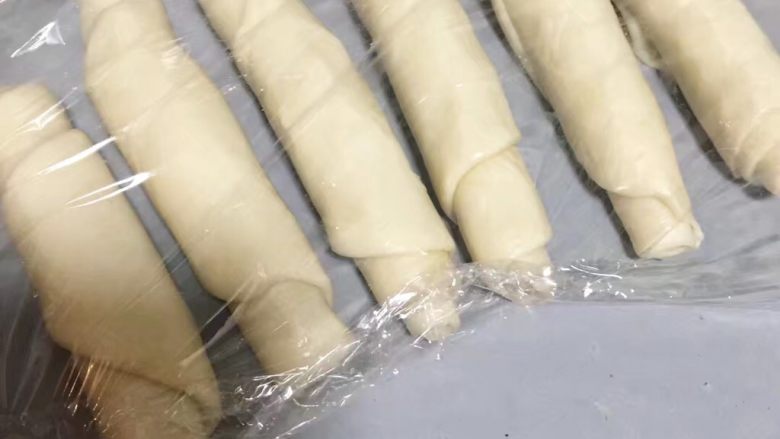 紫薯开口笑,做完六个,用保鲜膜松弛15分钟