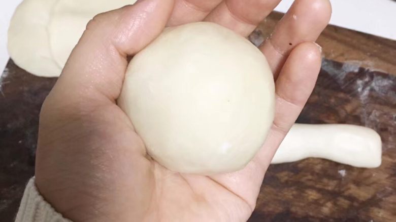 紫薯开口笑,包入之前做好的紫薯陷,揉成光滑的面团
