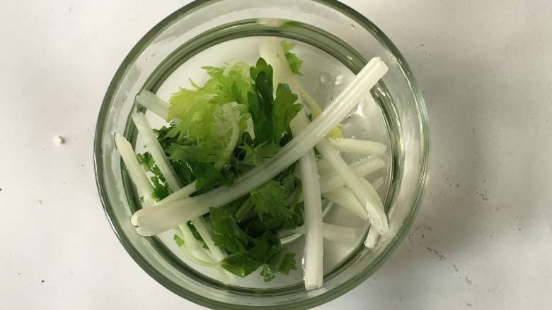 芹菜瘦肉粥,3.焯好的香芹捞出,放入冷水中冷却一下。
PS: 焯水后的蔬菜温度比较高,离水后与空气中的氧气接触容易产生热氧作用,营养素会流失。所以需要及时冷却降温,减少营养流失,还可以保持蔬菜翠绿的颜色。