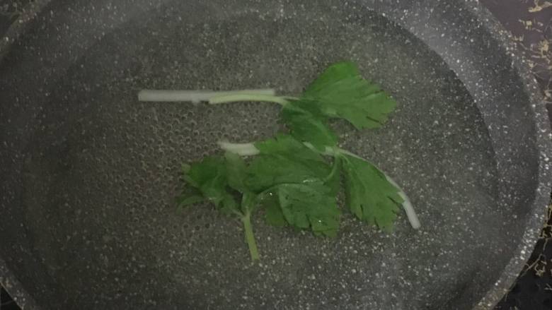 芹菜瘦肉粥,2.香芹洗净,放到开水锅里焯水30秒左右。
