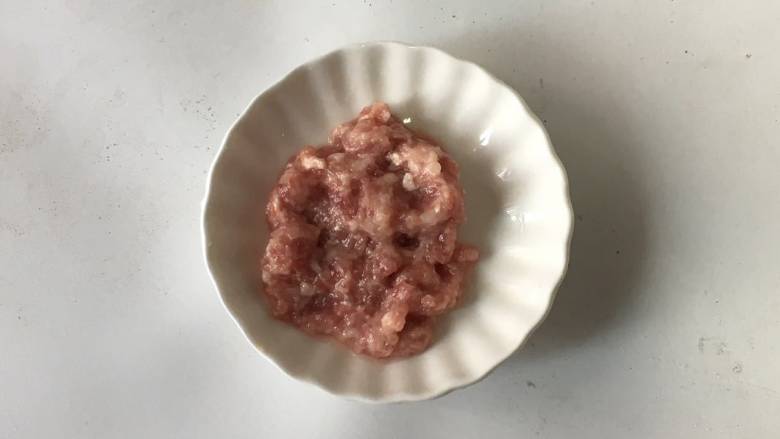 芹菜瘦肉粥,猪肉剁碎,或用搅拌机搅碎。