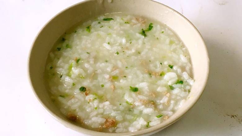 芹菜瘦肉粥,香喷喷的芹菜<a style='color:red;display:inline-block;' href='/shicai/ 429'>瘦肉</a>粥就煮好了。
我家二宝9个多月,今天中午都吃了好大一碗。