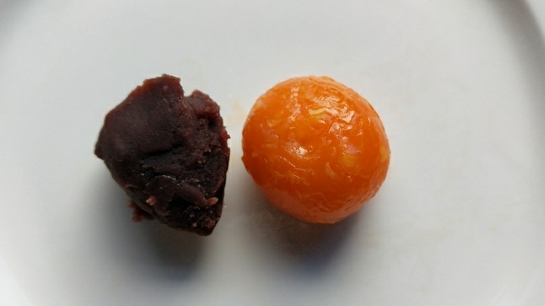 广式蛋黄豆沙月饼,我做的是50g一个的月饼,比例是馅30g,皮20g。把冷却好的蛋黄与豆沙称好重量