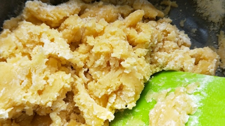 广式蛋黄豆沙月饼,用刮刀搅拌均匀