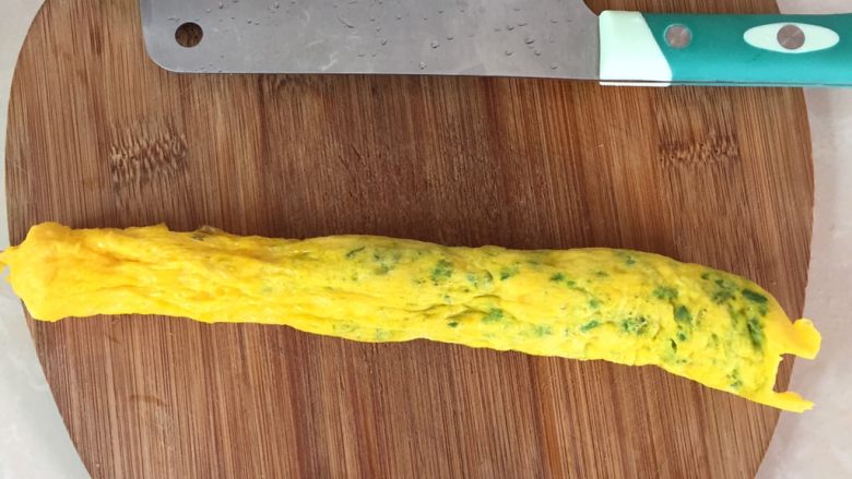 虾肉蔬菜鸡蛋卷(宝宝最爱),因为我这个是双黄蛋所以蛋液要多点,熟了后就这样了,看着伸起来了就要去旁边守着,不然伸太长了会掉地上,然后切小块装盘即可