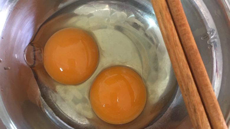 虾肉蔬菜鸡蛋卷(宝宝最爱),鸡蛋打入碗里,(哇我运气太好了,还捡到一个双黄蛋,嘻嘻)