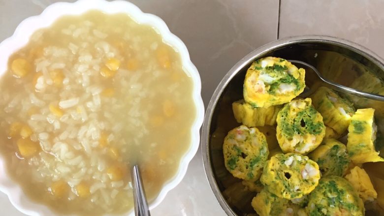 虾肉蔬菜鸡蛋卷(宝宝最爱),我给她配的红薯稀饭来下这个蛋卷吃,也可以配白水菜汤或者其他粥类都可以的