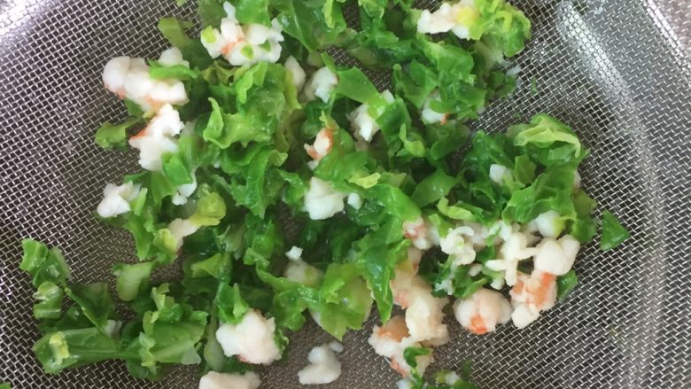 虾肉蔬菜鸡蛋卷(宝宝最爱),煮好的菜心和虾肉倒入漏网里沥干