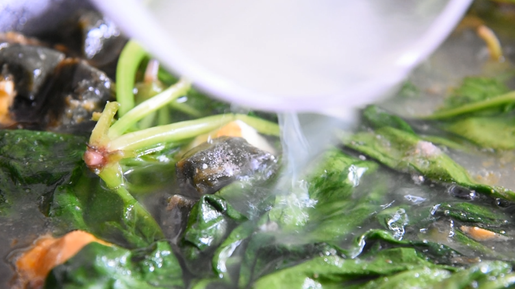 菠菜这样做太美味了,简单易学,层次感超丰富!,倒入150g鸡汤