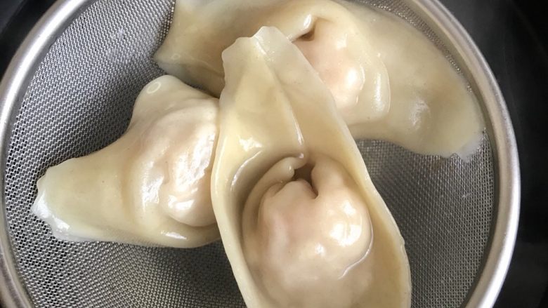 三鲜馄饨,捞出沥干。