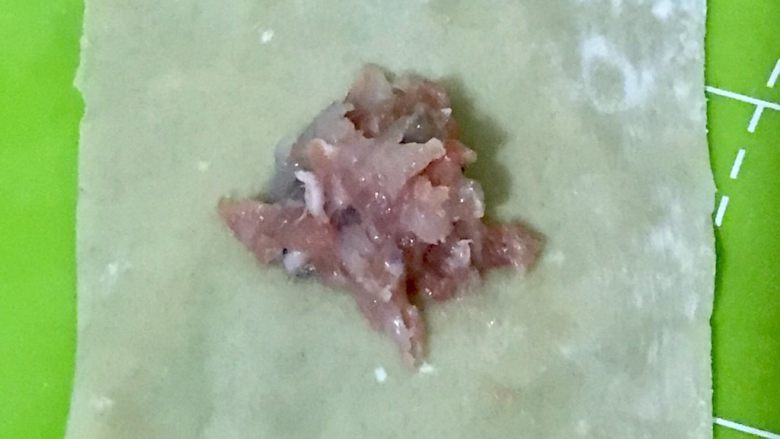 三鲜馄饨,开始包馄饨:放适量馅在<a style='color:red;display:inline-block;' href='/shicai/ 4453'>馄饨皮</a>中间。