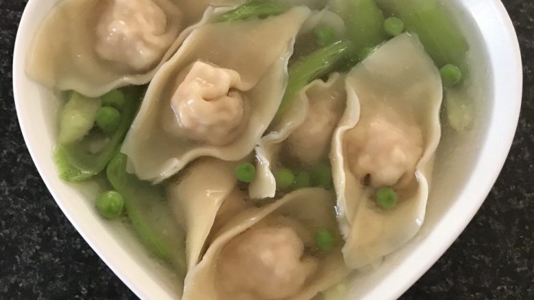 三鲜馄饨,放入汤碗,淋上少许麻油就好了。
