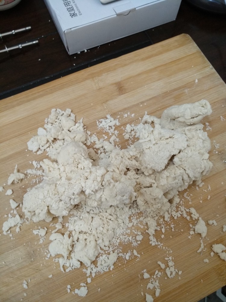 鸡肉披萨,用搅拌机将粉和水搅成无水状,如图
