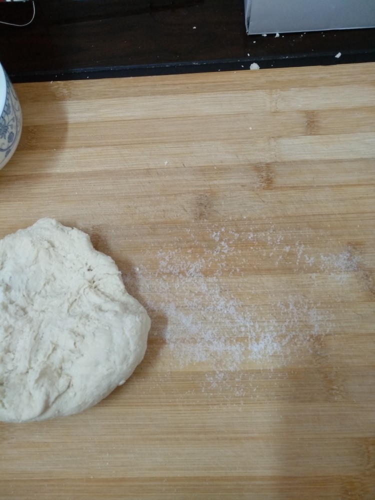 鸡肉披萨,将盐撒在案板上,把面和盐柔到一起