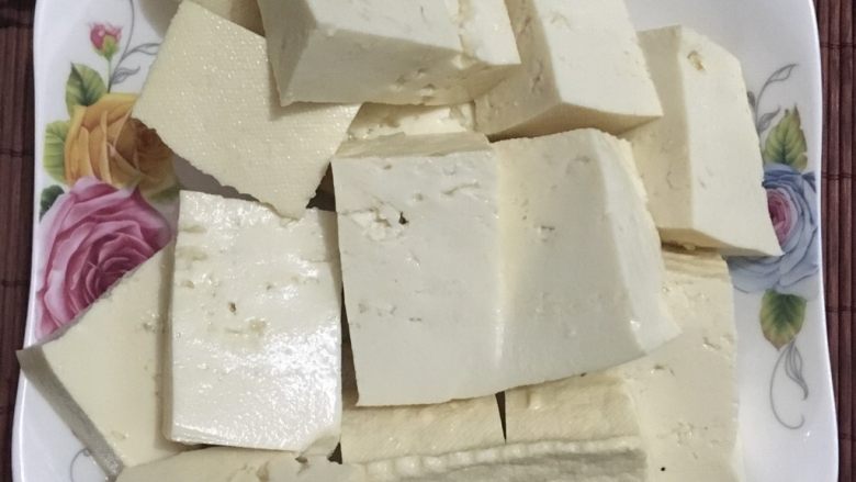 鲫鱼炖豆腐,将豆腐切块备用,大块一些太小不好熬煮