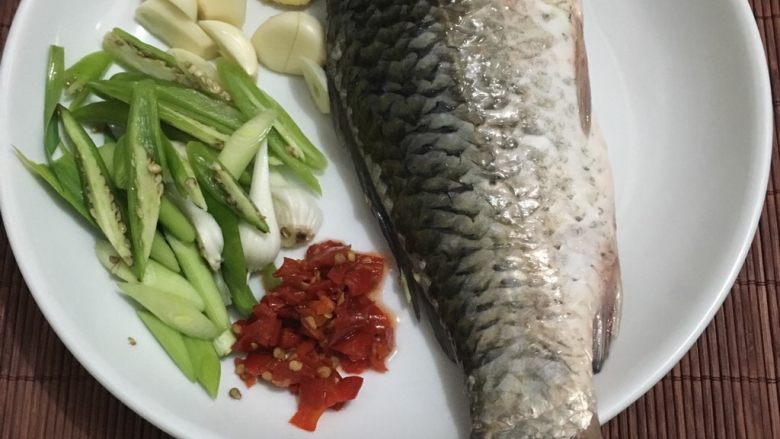 鲫鱼炖豆腐,将鱼洗干净!鱼肚子有黑色一层膜!这层膜有毒性的所以给它处理干净!配料部分准备好
