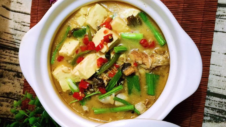 鲫鱼炖豆腐,起锅放入少许剁辣椒!美味的湘味<a style='color:red;display:inline-block;' href='/shicai/ 377'>鲫鱼</a>炖豆腐就出啦了!爱吃辣的亲不能错过味道很棒