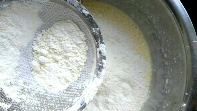 鸡蛋芝麻饼干,把一克盐放入低粉中,筛入低筋面粉