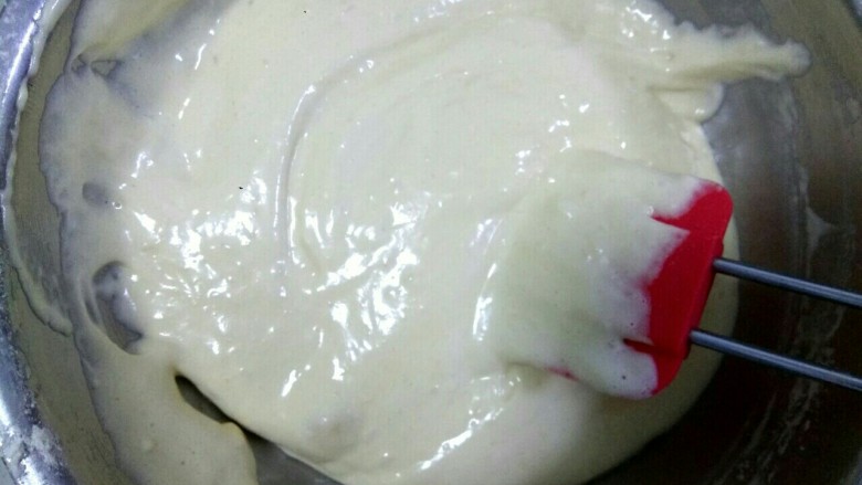 鸡蛋芝麻饼干,用橡皮铲翻拌均匀,不能划圈搅拌