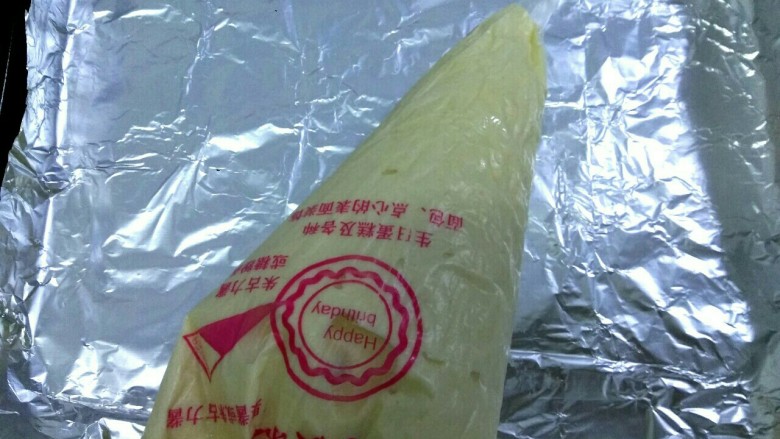 鸡蛋芝麻饼干,把蛋糊装入裱花袋,裱花袋尖端剪一个小口