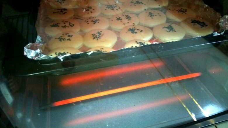 鸡蛋芝麻饼干,把烤盘放入烤箱,中层,上下火,175℃,15分钟。烘烤时注意观察,根据自家烤箱的不同情况随时调节