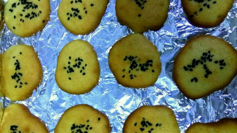 鸡蛋芝麻饼干,成品。十分钟就熟了,只是那样的饼干比较软,再加烤一会儿,饼干凉透之后是酥脆的