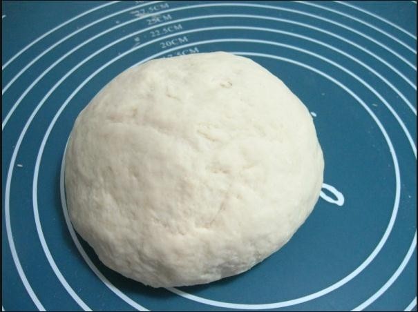 美味灌汤包,把盐加入面粉里,加入适量水和成稍软的面团(水量,根据不同的面粉吸水程度适当调整)盖上湿布醒发,然后做包子馅儿;