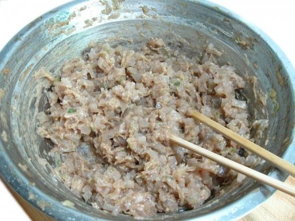 美味灌汤包,把肉皮冻丁和肉馅搅拌拌匀;