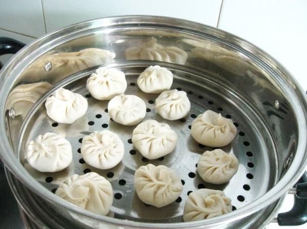 美味灌汤包,把包好的包子放进抹油的蒸笼蒸屉内;